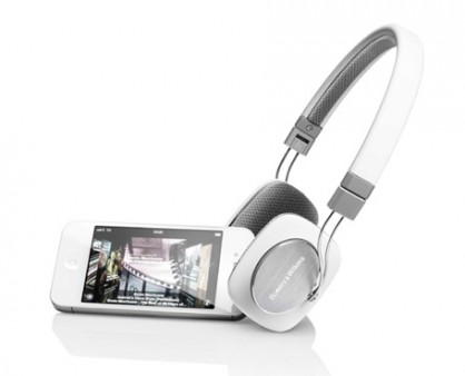 The P3 headphones in white with iPod