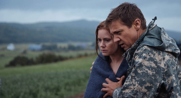 Amy (L-R) Adams as Louise Banks and Jeremy Renner as Ian Donnelly in ARRIVAL by Paramount Pictures