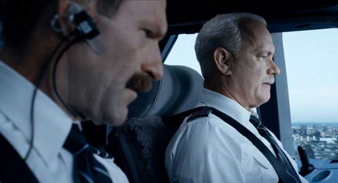 Publicity still of Aaron Eckhart & Tom Hanks in Sully (2016)