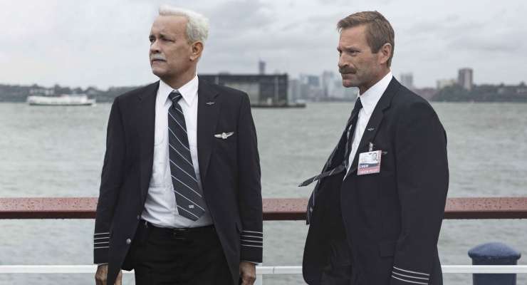 (l-r) Tom Hanks as Chesley "Sully" Sullenberger & Aaron Eckhart as Jeff Skiles in Sully (2016)