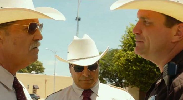 Still of Jeff Bridges, Gil Birmingham and Jackamoe Buzzell in Hell or High Water.