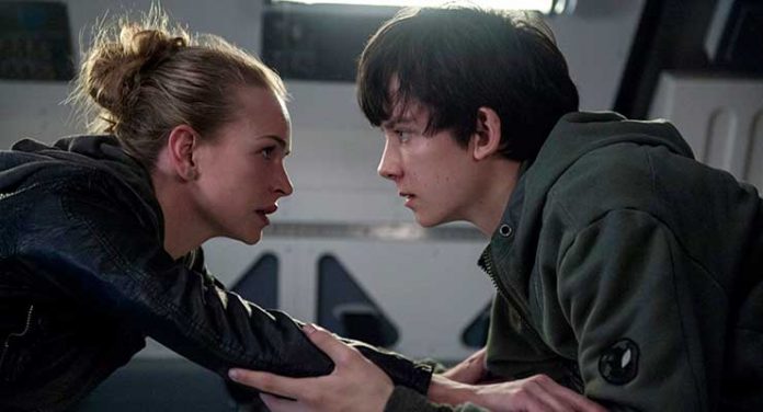 Asa Butterfield and Britt Robertson in The Space Between Us (2017)