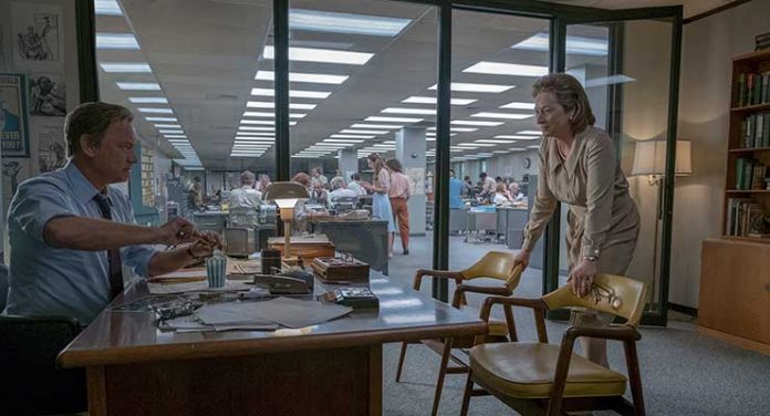 Tom Hanks (as Ben Bradlee) and Meryl Streep (as Kay Graham) star in Twentieth Century Fox’s THE POST. Photo Credit: Niko Tavernise. © 2017 TWENTIETH CENTURY FOX FILM CORPORATION AND STORYTELLER DISTRIBUTION CO. LLC. ALL RIGHTS RESERVED.