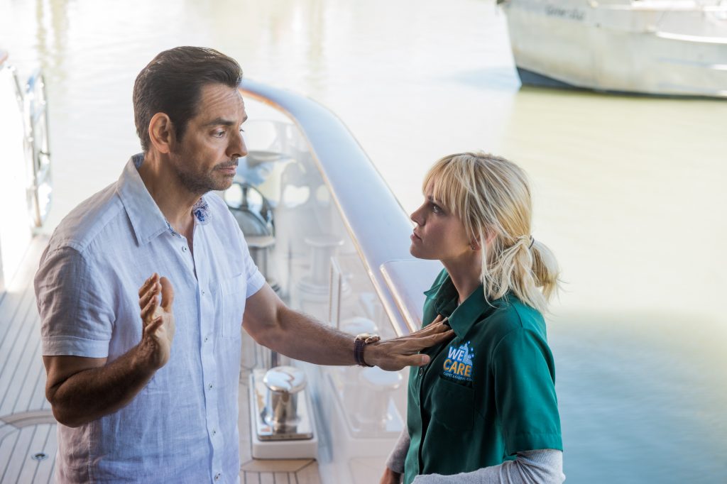 Eugenio Derbez as Leonardo and Anna Faris as Kate in Overboard. Photo Credit: Metro Goldwyn Mayer Pictures / Pantelion Films