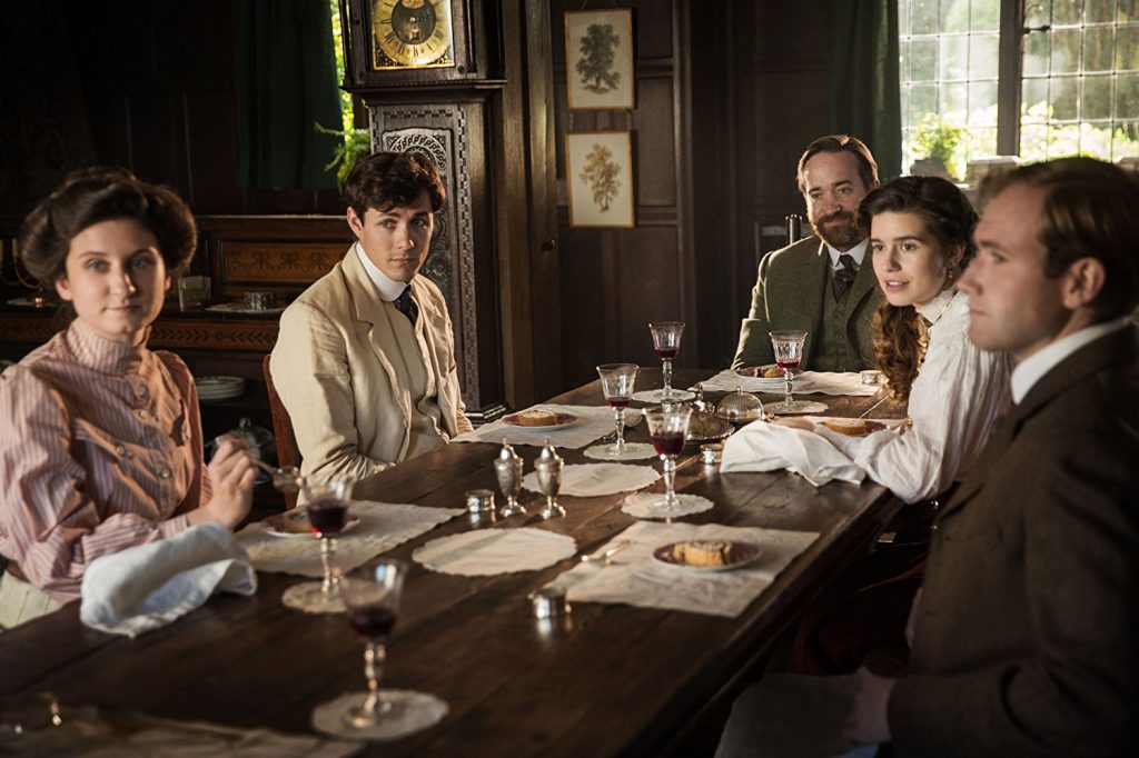 Still of Bessie Carter, Jonah Hauer-King, Matthew Macfadyen, Philippa Coulthard and Joe Bannister in Howards End