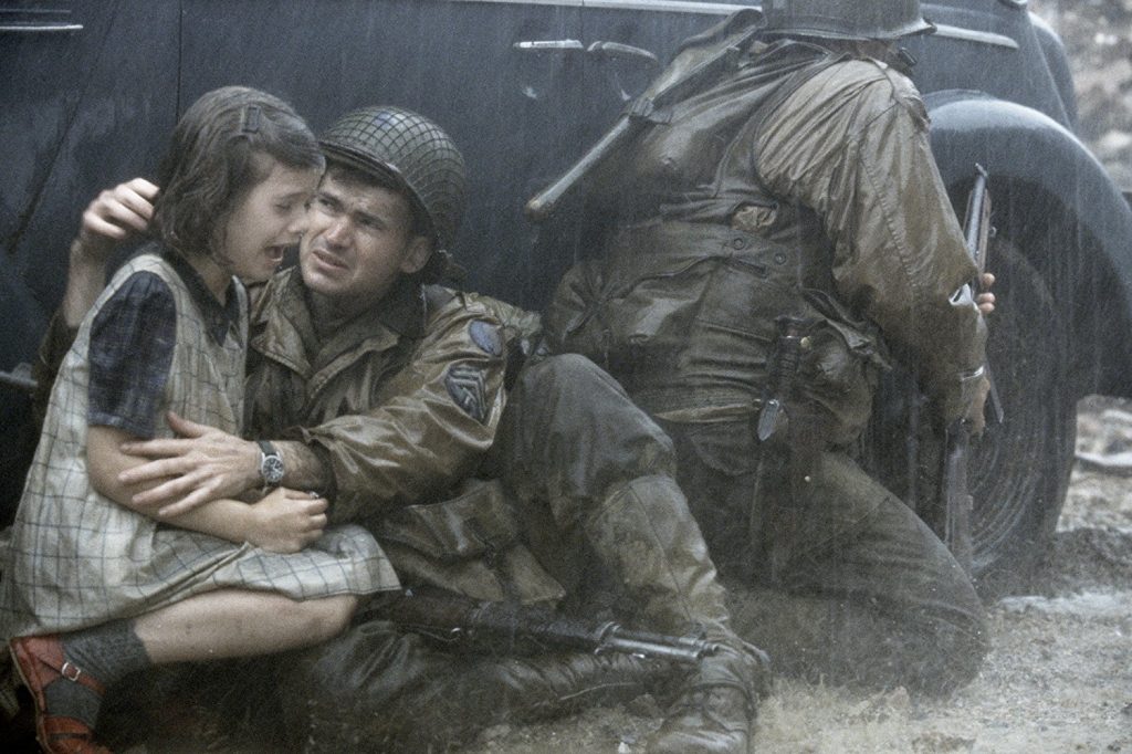 Jeremy Davies and Anna Maguire in Saving Private Ryan (1998)
