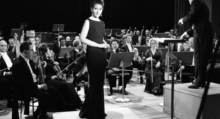 Maria Callas accompagnÈe par l'Orchestre National de l'ORTF, dirigÈ par Georges PrÍtre, au studio 102 de la Maison de la Radio pour l'Èmission tÈlÈvisÈe "les Grands interprËtes" rÈalisÈe par GÈrard Herzog. Maria by Callas (2017)