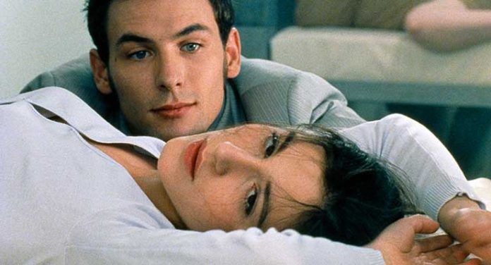Caroline Ducey and Sagamore Stévenin in Romance (1999)
