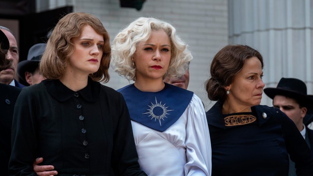 Lili Taylor, Tatiana Maslany, and Gayle Rankin in Chapter Two (2020)