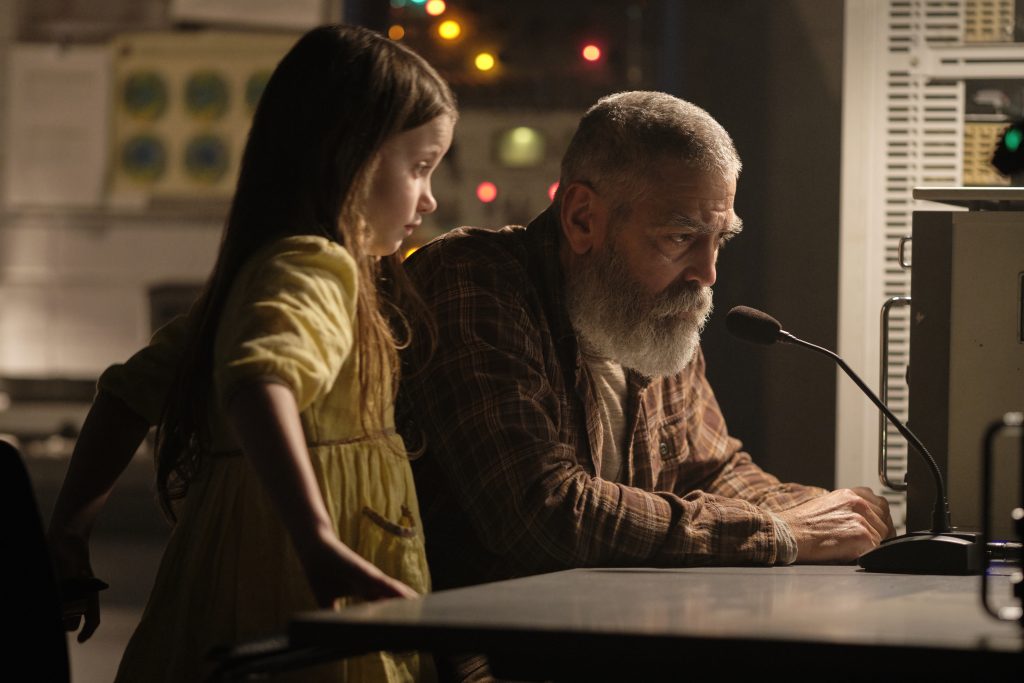 THE MIDNIGHT SKY (2020) Caoilinn Springall as Iris and George Clooney as Augustine. Cr. Philippe Antonello/NETFLIX ©2020