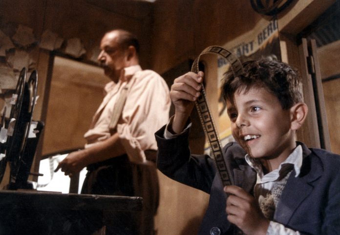 Salvatore Cascio and Philippe Noiret in Nuovo Cinema Paradiso (1988)