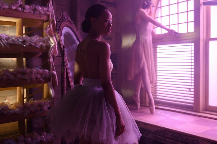 TINY PRETTY THINGS (L to R) KYLIE JEFFERSON as NEVEAH and TORY TROWBRIDGE as DELIA in episode 1 of TINY PRETTY THINGS. Cr. SOPHIE GIRAUD/NETFLIX © 2020