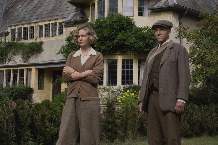 THE DIG (L-R): CAREY MULLIGAN as EDITH PRETTY, RALPH FIENNES as BASIL BROWN. Cr. LARRY HORRICKS/NETFLIX © 2021 