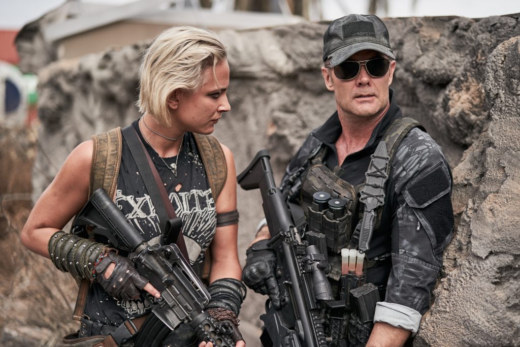 ARMY OF THE DEAD (L to R) NORA ARNEZEDER as LILLY (THE COYOTE),GARRET DILLAHUNT as MARTIN in ARMY OF THE DEAD. Cr. CLAY ENOS/NETFLIX © 2021