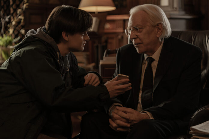 Mr. Harrigan’s Phone. (L-R) Jaeden Martell as Craig and Donald Sutherland as Mr. Harrigan in Mr. Harrigan’s Phone. Cr. Nicole Rivelli/Netflix © 2022