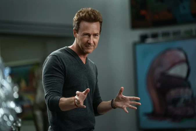 Edward Norton in Glass Onion: A Knives Out Mystery (2022)