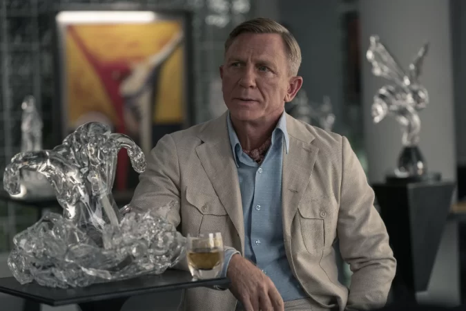 Daniel Craig in Glass Onion: A Knives Out Mystery (2022)